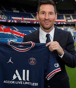 Messi segurando camisa do PSG