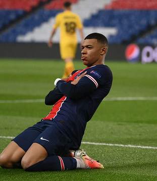 Mbappé ajoelhado comemorando